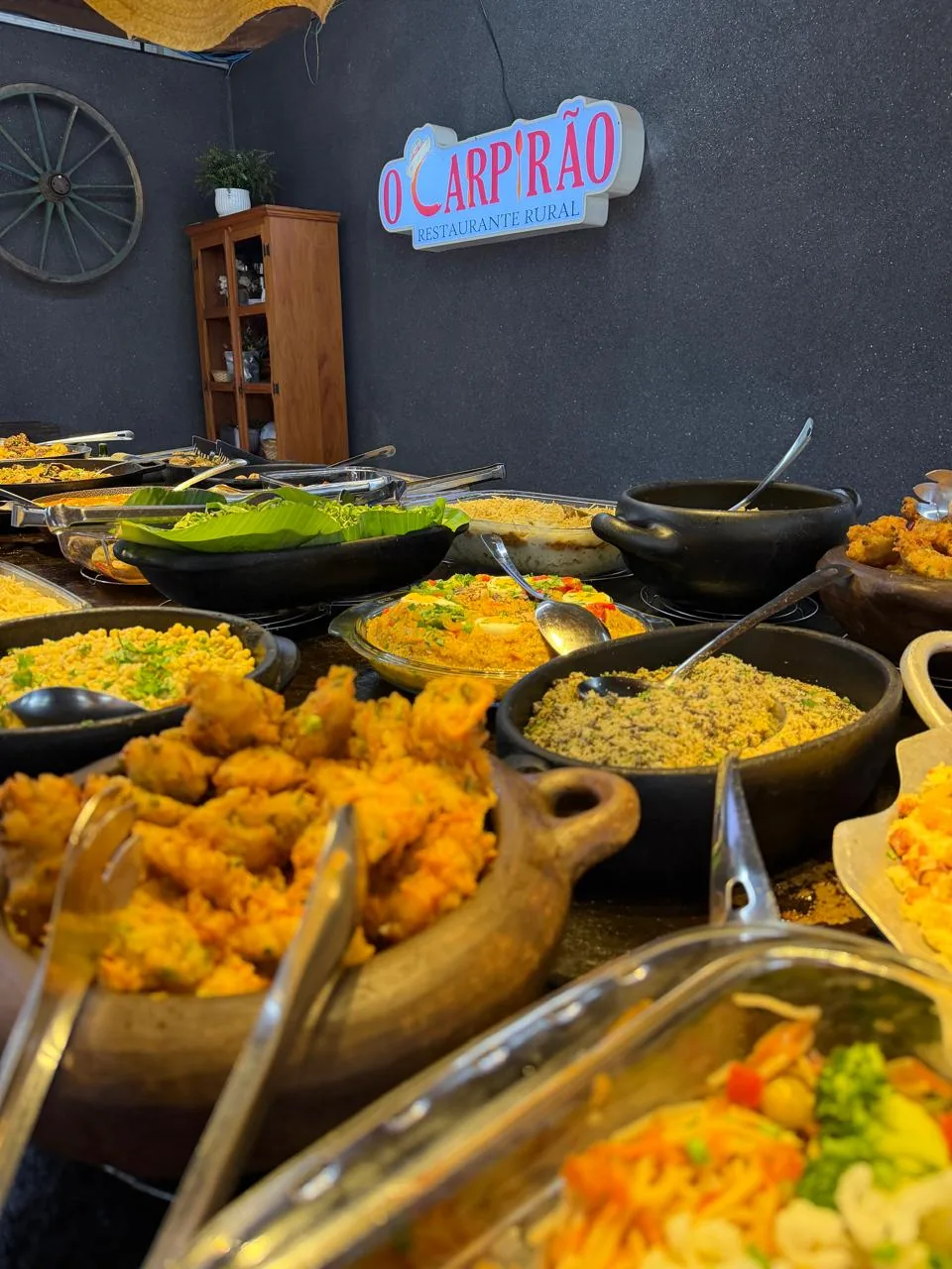 Buffet completo com diversos pratos no Carpirão