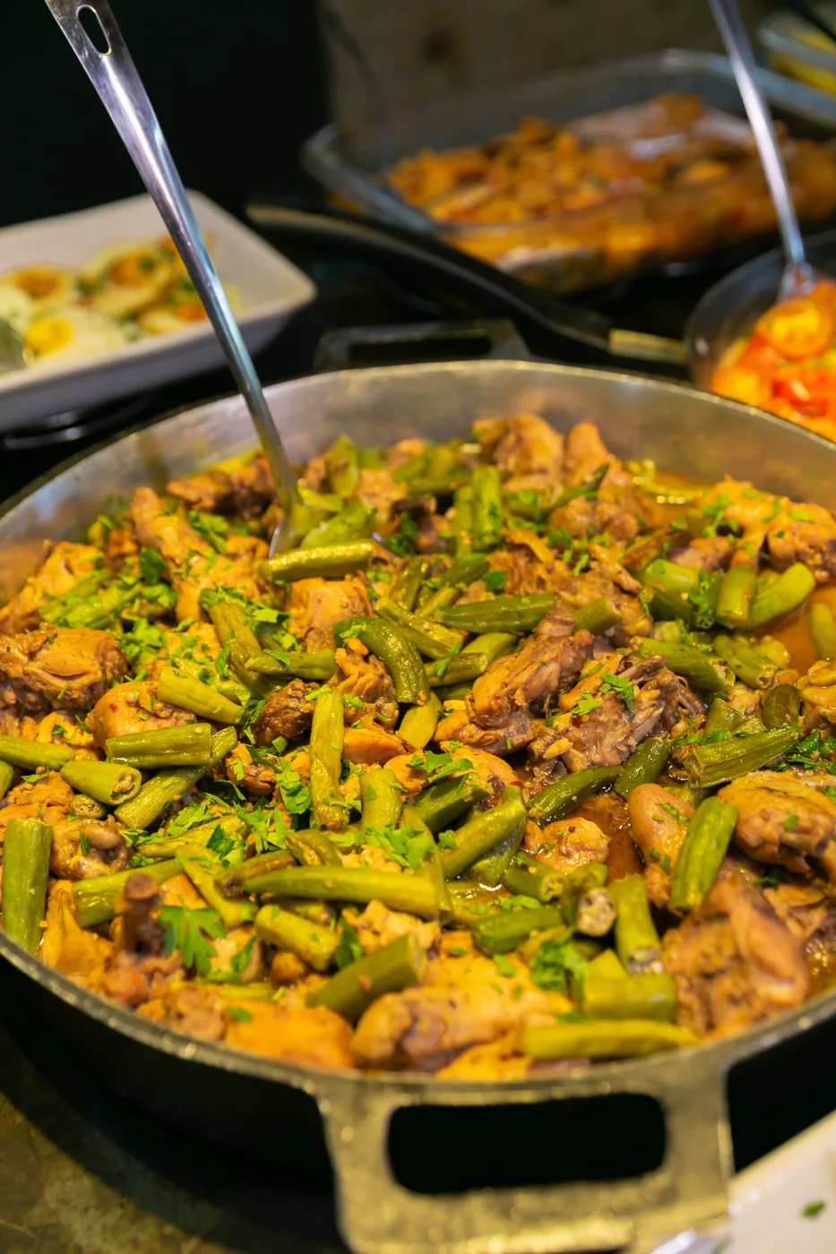 Frango com quiabo no buffet